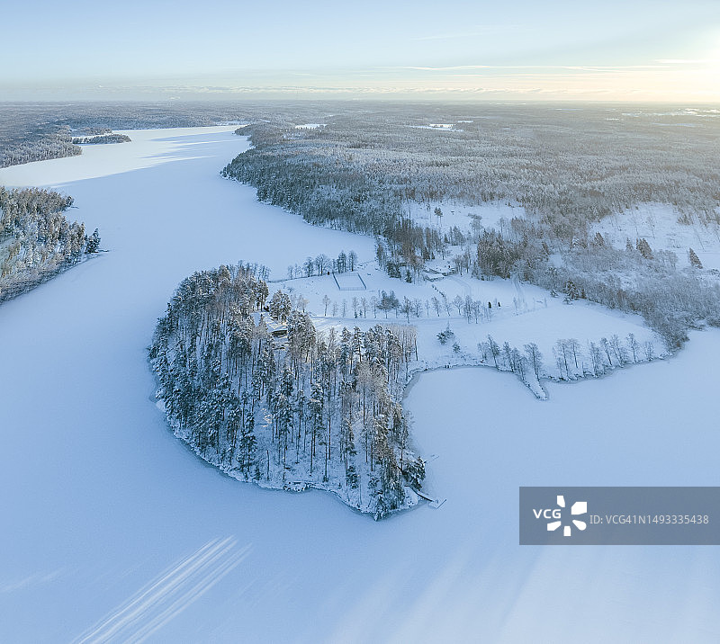 雪冬湖区和森林高角度 view图片素材