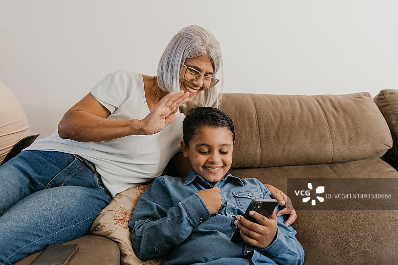 孙子和祖母进行视频通话图片素材