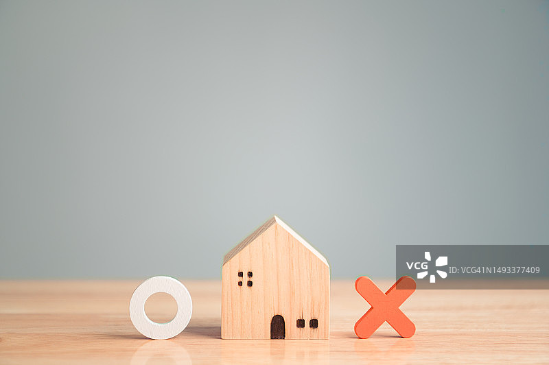购买房屋的决策：桌面木制模型背景，房屋抵押和物业管理团队概念，微缩主题图片素材
