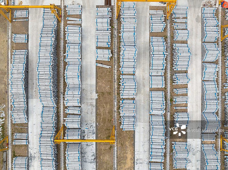 堆放在货运码头的钢材图片素材