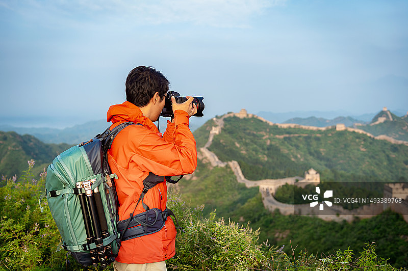 摄影师用相机拍摄中国长城图片素材