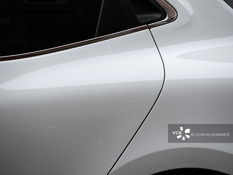 巴黎白色汽车后门特写，深色不透明车窗图片素材