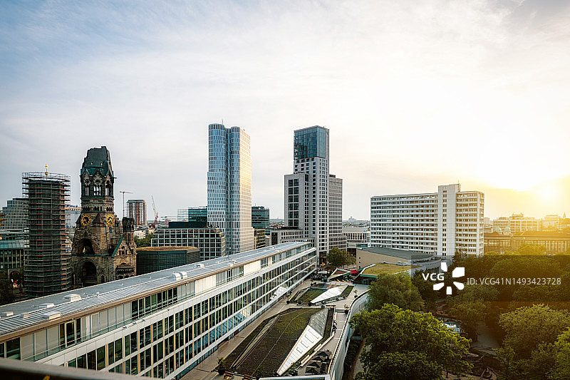 日落时分西柏林天际线景观，有威廉皇帝纪念教堂图片素材