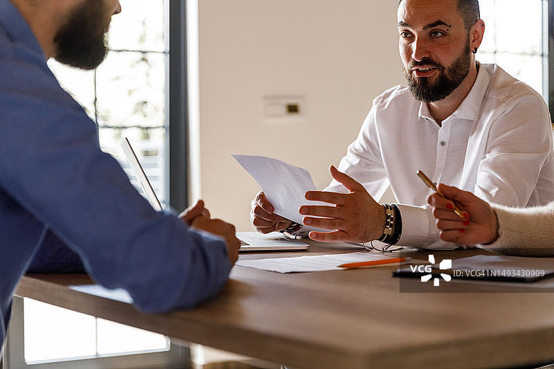 面试官分析简历并提问求职者图片素材