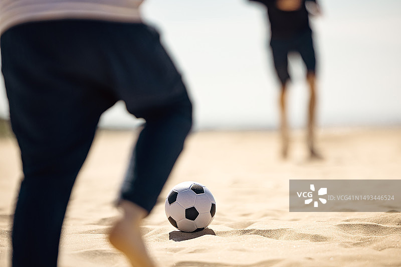 父子在沙滩上玩球图片素材