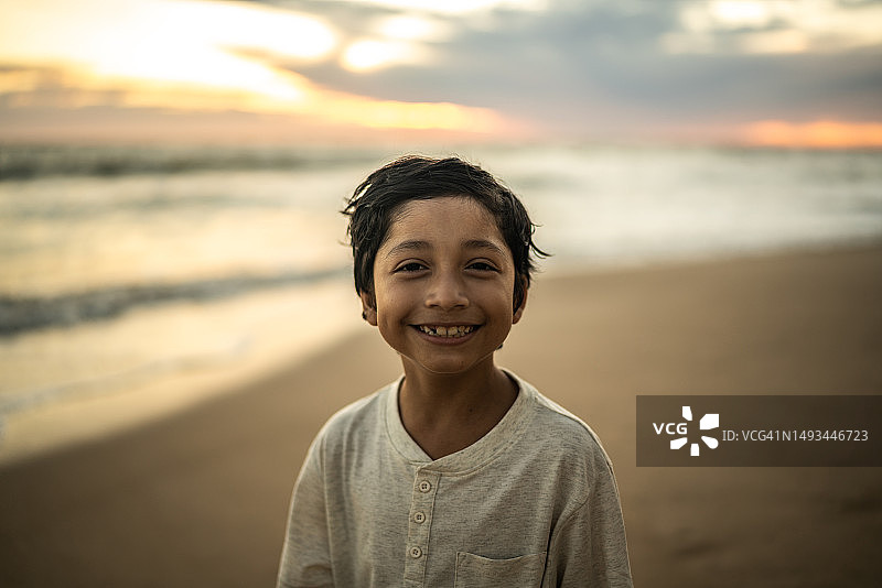 海滩男孩肖像图片素材