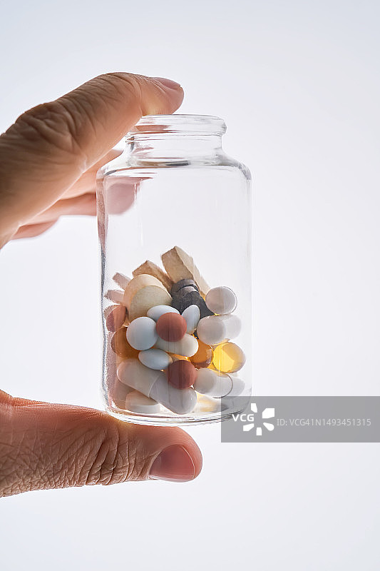 手持药瓶图片素材