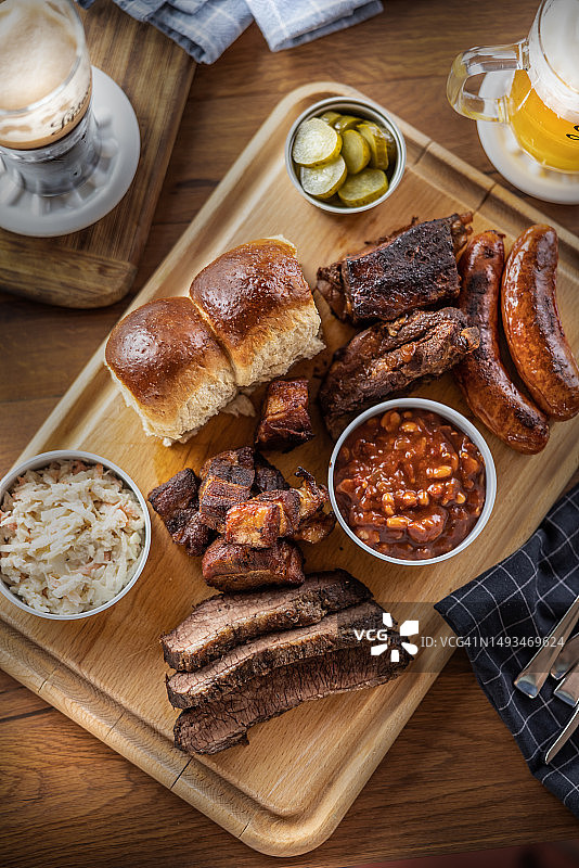 烤排骨、香肠、培根和牛排烧烤拼盘图片素材