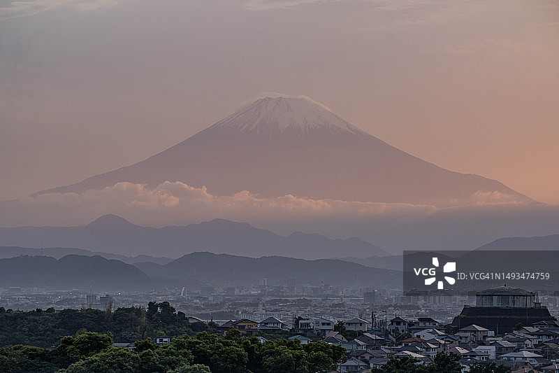 日本神奈川县的富士山和居民区图片素材