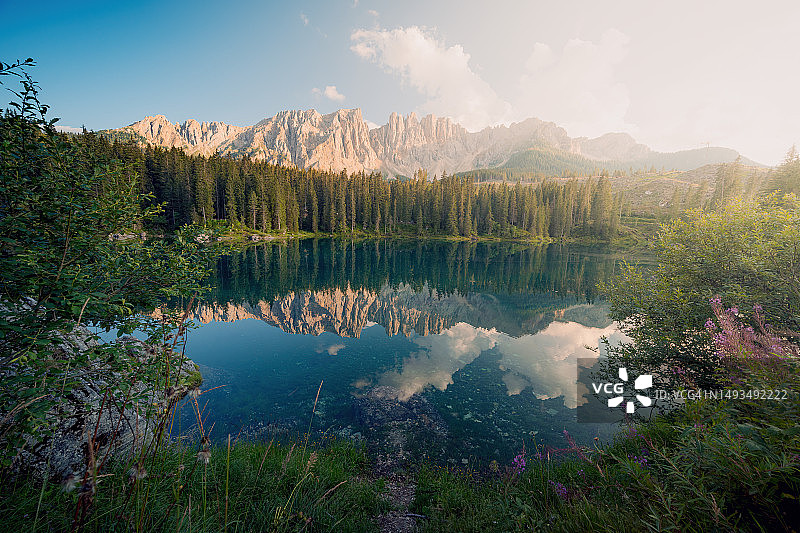 背景是壮丽山脉的卡雷扎湖图片素材