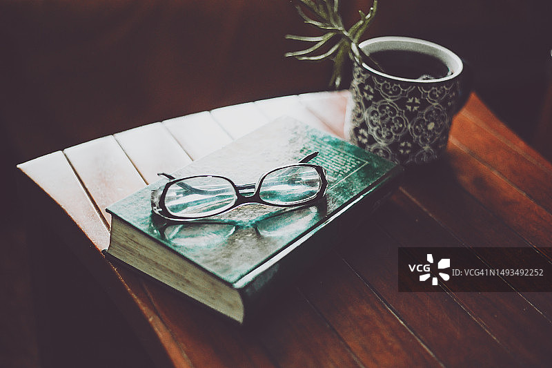 桌上的眼镜和书图片素材