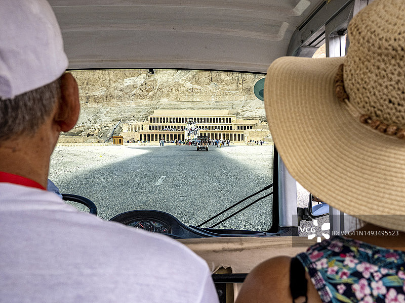 乘坐高尔夫球车前往埃及代尔埃尔巴哈里哈特谢普苏特女王神庙的旅游团图片素材