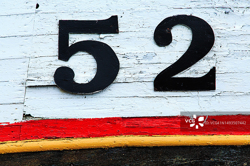 木船上绘制的数字52，冰岛霍芬图片素材
