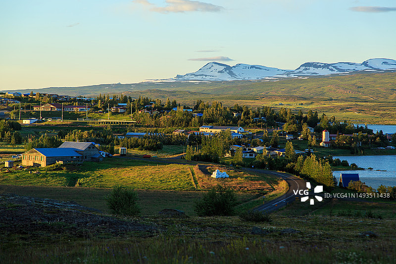 冰岛东北部：湖边公路与雪山图片素材