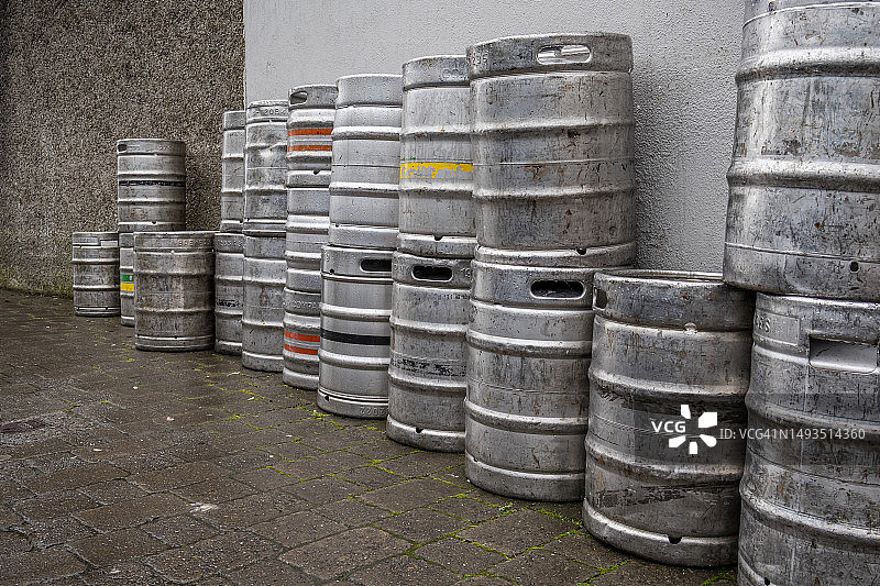 酒吧外的啤酒桶图片素材