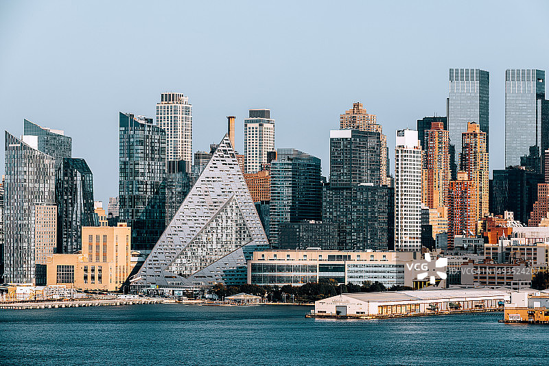 美国纽约市上西区哈德逊河沿岸的现代未来主义公寓楼图片素材