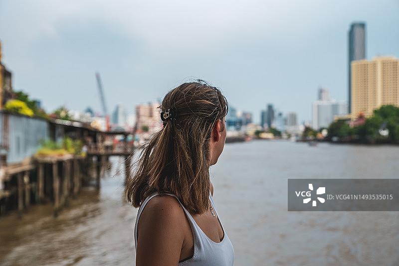 短发女人眺望曼谷金融区图片素材