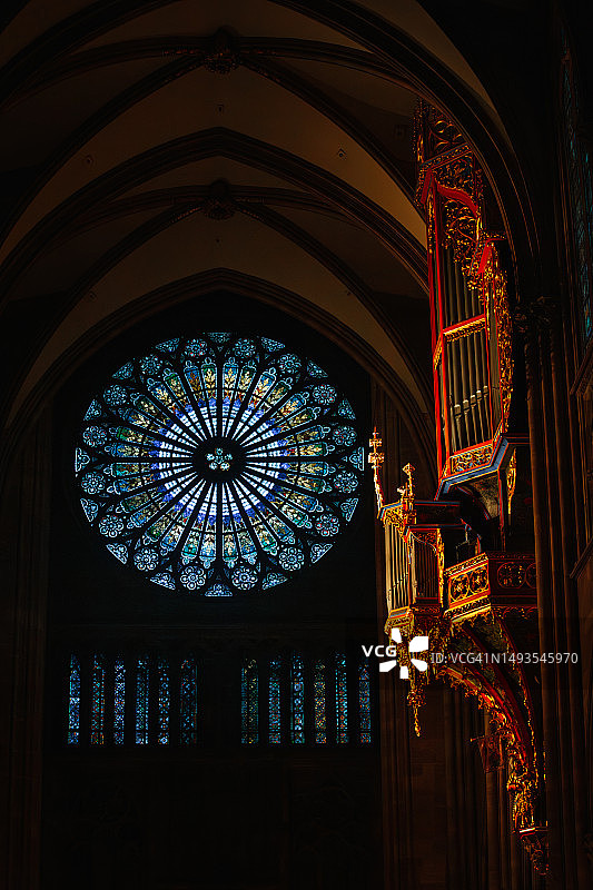 斯特拉斯堡圣母院的管风琴和玫瑰窗图片素材