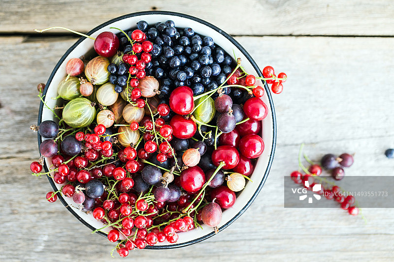 木质背景上的新鲜浆果图片素材