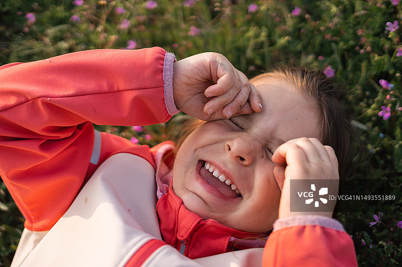 草地上哭泣的儿童特写图片素材