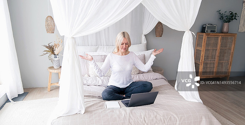 中年妇女在家远程培训banner图片素材