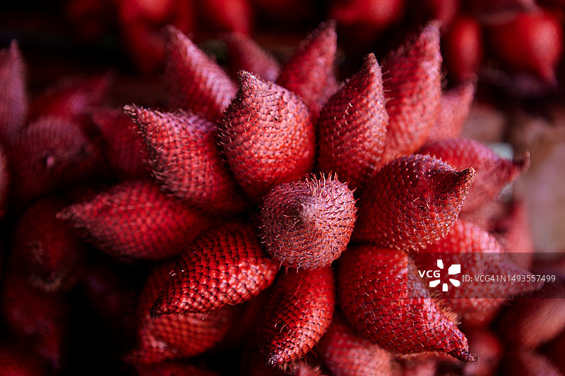 市场上出售的成熟蛇皮果的完整画面镜头，春蓬，泰国图片素材
