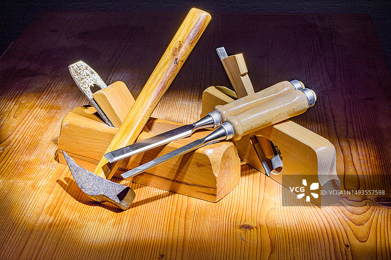 高角度拍摄：桌子上的工作工具图片素材