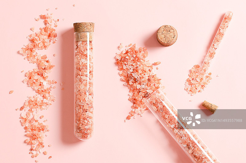 粉色背景上的各种物品俯视图，阿根廷图片素材