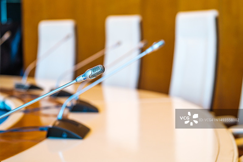 配有桌式麦克风的会议室内部细节图片素材