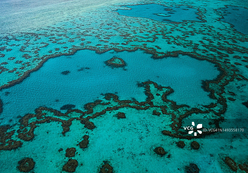 澳大利亚海滩上沙滩上的心形高角度视图图片素材