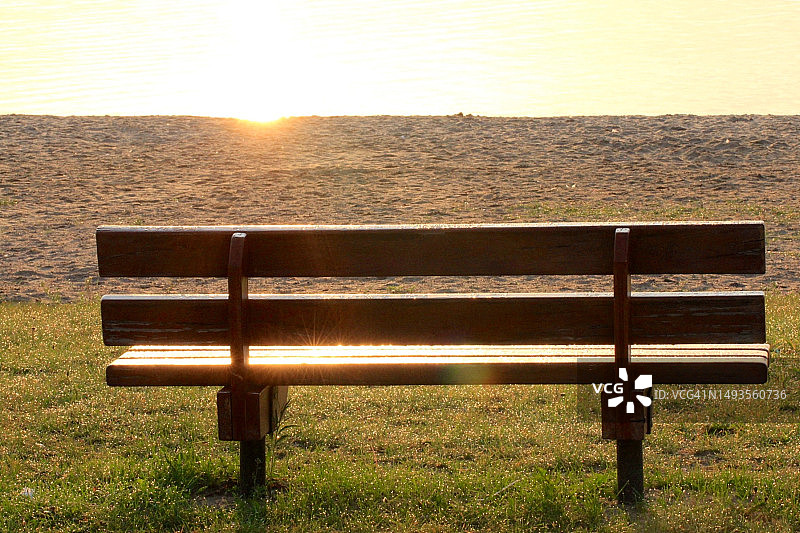 日落时分艾伯塔省的田野空地长椅，加拿大图片素材