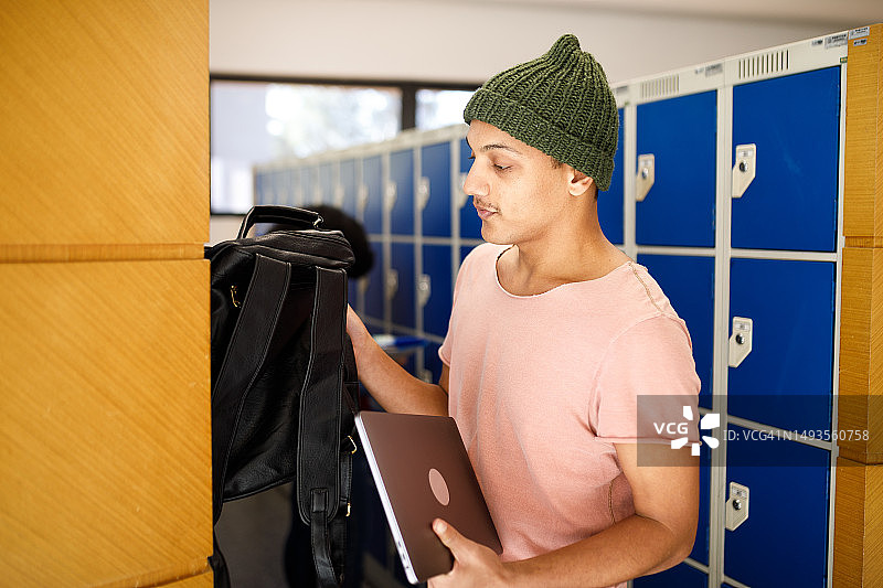学生从储物柜里拿出背包图片素材