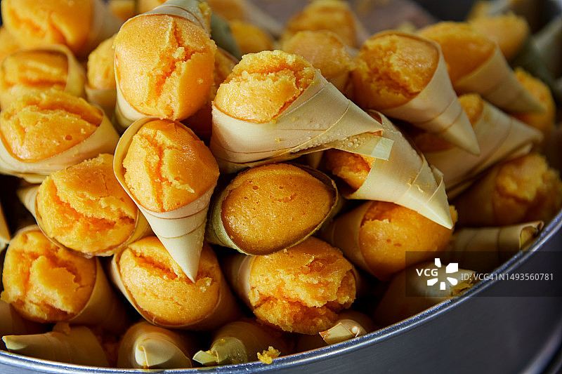 Khanom Tarn或用棕榈叶包裹的糖棕榈蛋糕在锅中蒸煮，佛丕府，泰国图片素材