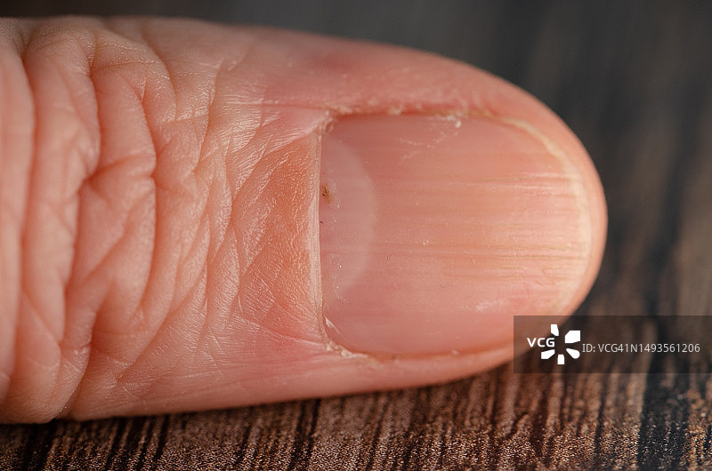 特写：放在英国木桌上的人手图片素材