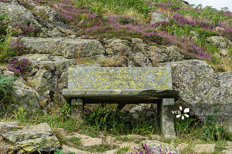 英国温德米尔公园里的空长椅图片素材