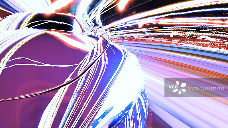 夜间驾驶未来汽车，感受城市光轨图片素材