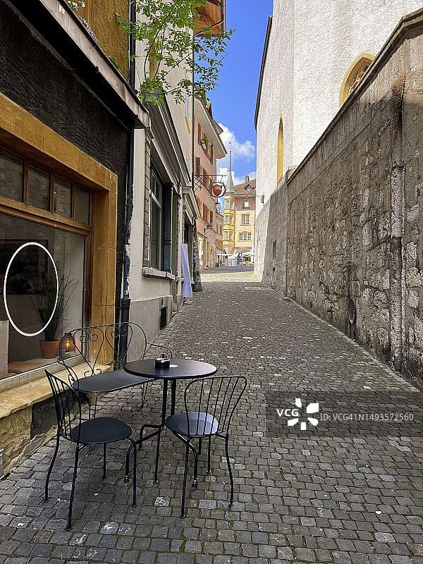 老城区街道旁的狭窄人行道咖啡馆图片素材