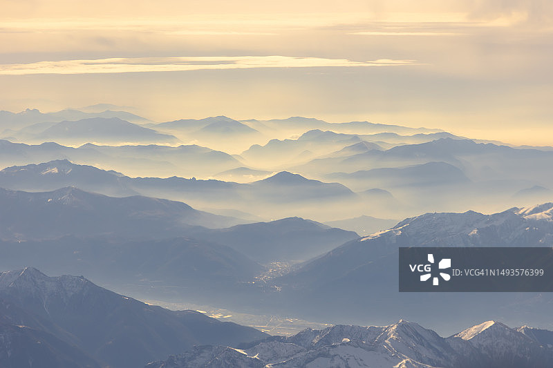 夏季阿尔卑斯山清晨阳光航拍景观图片素材