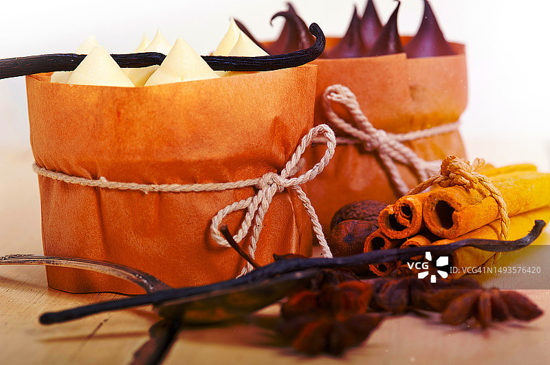 巧克力香草香料奶油蛋糕甜点图片素材