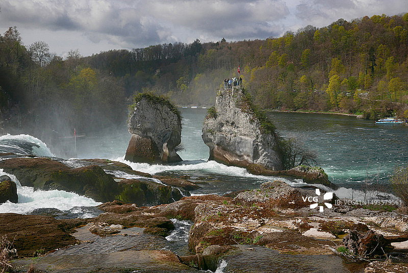森林岩石的风景，以天空为背景图片素材