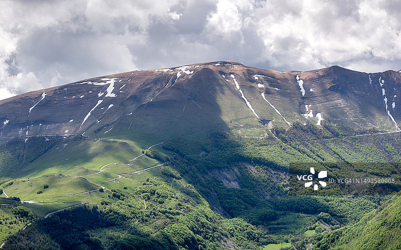 锡比利尼国家公园：博洛尼奥拉绘画和卡斯特尔马纳尔多山，意大利马切拉塔省博洛尼奥拉图片素材