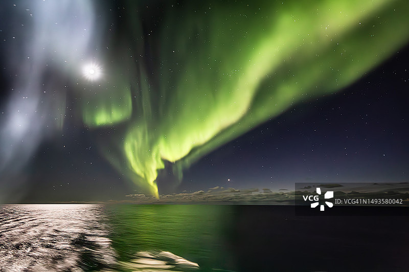 挪威Alta湖面上空的北极光美景图片素材