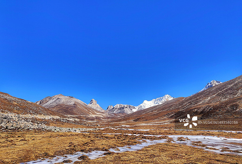 雪山与晴朗蓝天美景，锡金，印度图片素材