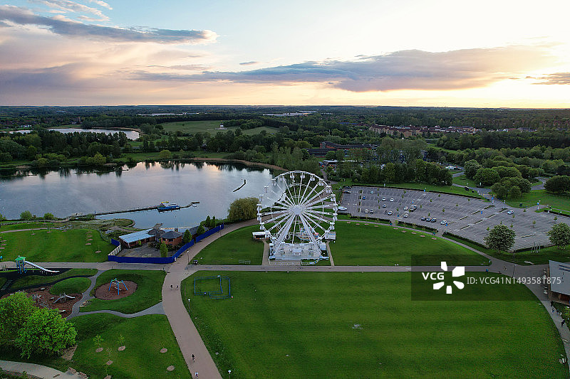日落时分公园高角度视图，英国米尔顿凯恩斯图片素材