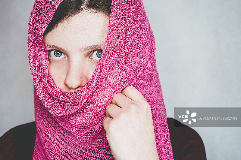 年轻女子用手遮住美丽的眼睛，西班牙布尔戈斯图片素材