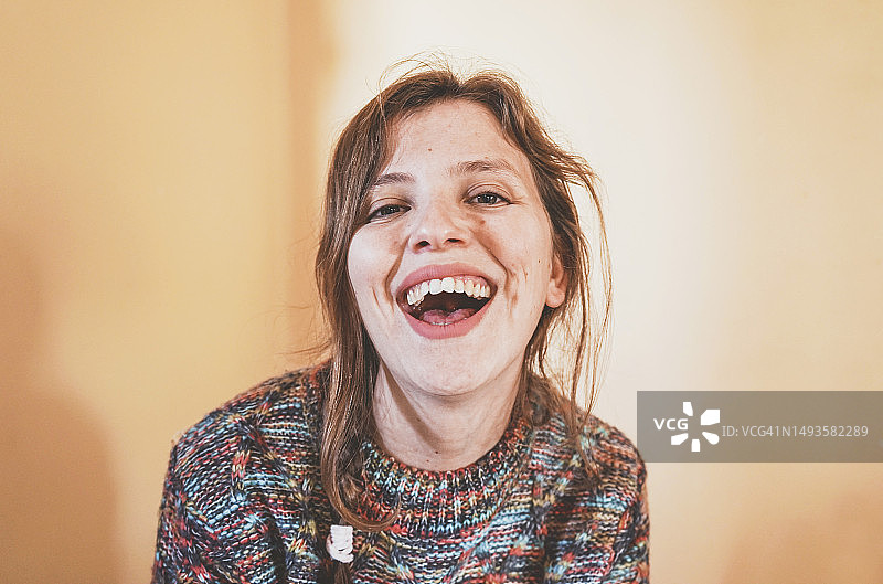 在西班牙巴伦西亚欢笑的女性肖像照图片素材