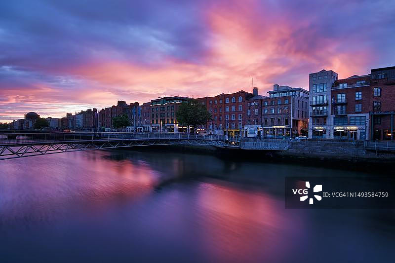 爱尔兰都柏林多云天空下的建筑图片素材