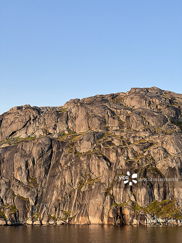 格陵兰岩层晴朗蓝天美景图片素材