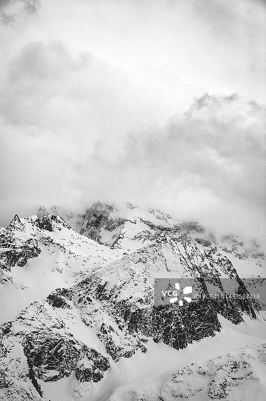 雪山映衬天空的美景图片素材