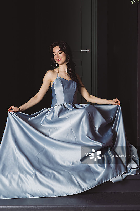 身穿蓝色精致晚礼服的美丽女孩图片素材